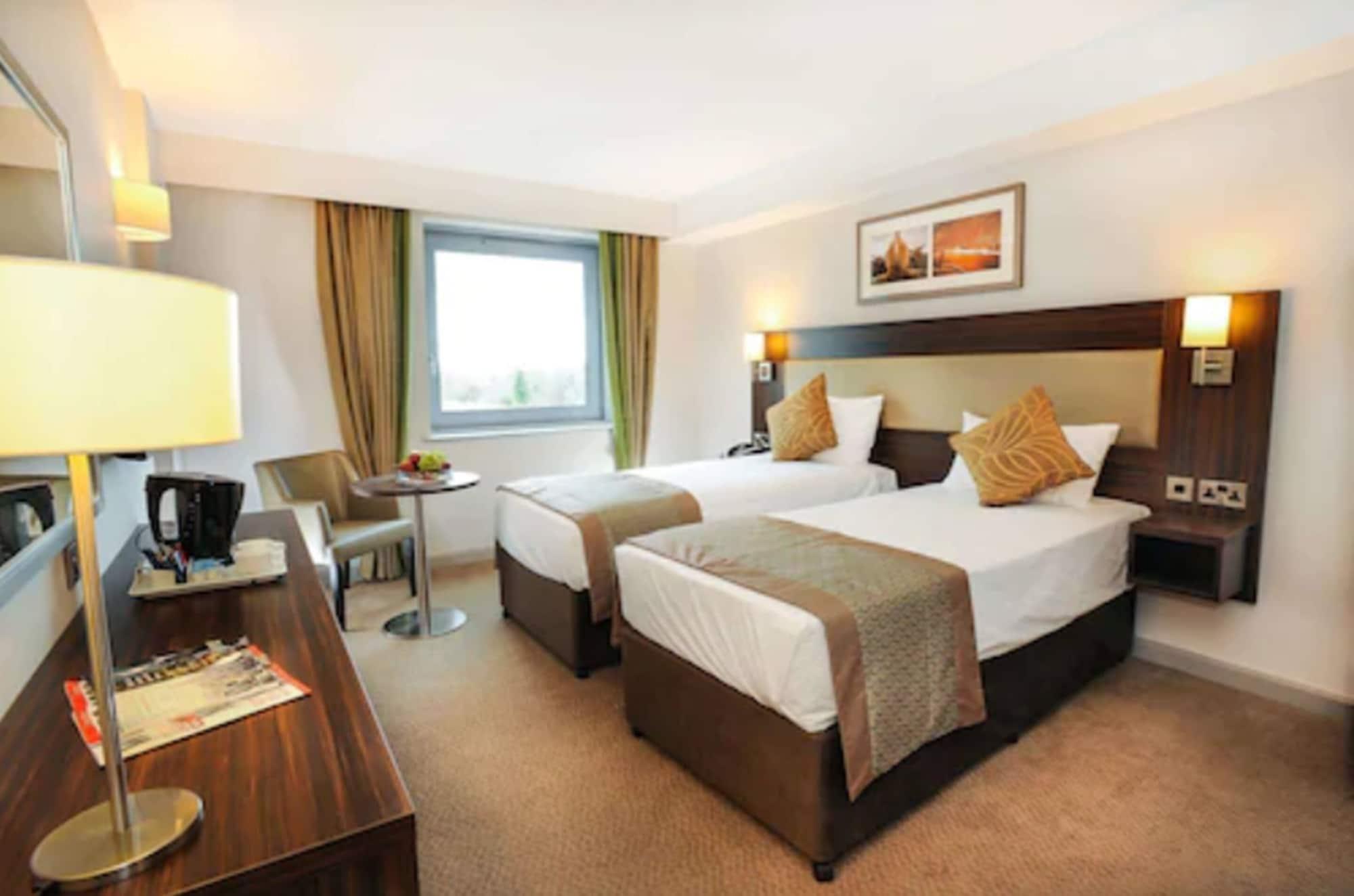 Heston Hyde Hotel Hounslow Eksteriør billede